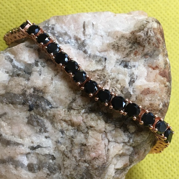 Spinel in Rose Gold - Picture 2 of 11